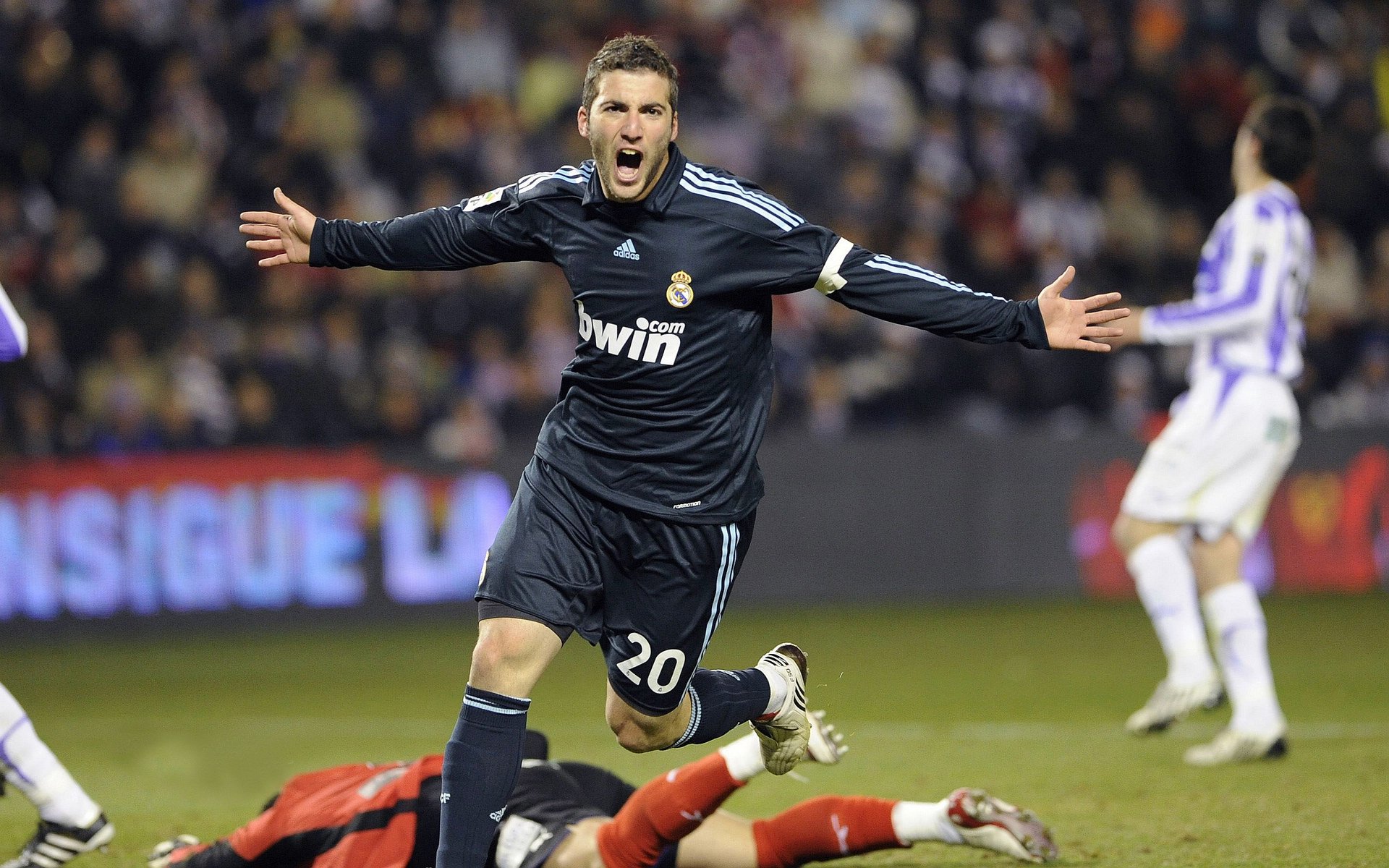 绿茵场上的颠覆叙事，玻利维亚铁血击碎澳洲幻想，基耶萨在英超风暴中加冕关键先生